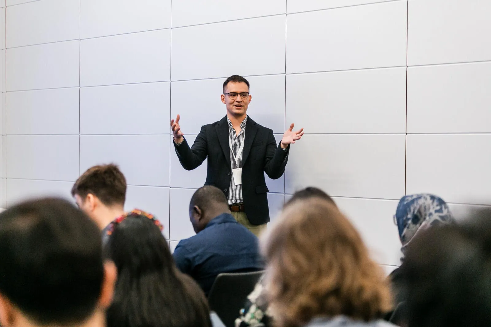Jam Angulo Paniagua facilitating a climate policy workshop